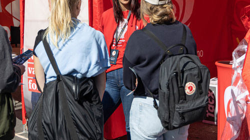 Bilde av to tilskuere med ryggsekk